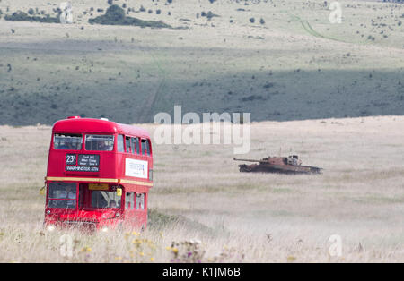 Un autobus Routemaster aziona attraverso il villaggio abbandonato di Imber sulla Piana di Salisbury, Wiltshire. Foto Stock