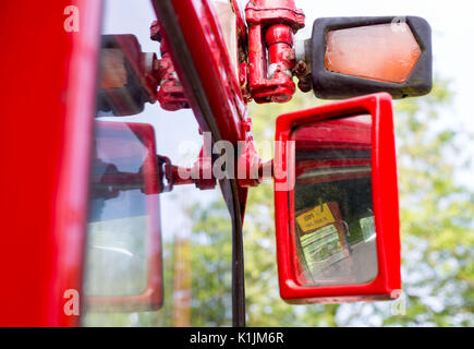 Un autobus Routemaster aziona attraverso il villaggio abbandonato di Imber sulla Piana di Salisbury, Wiltshire. Foto Stock