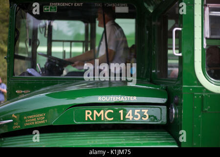 Un autobus Routemaster aziona attraverso il villaggio abbandonato di Imber sulla Piana di Salisbury, Wiltshire. Foto Stock