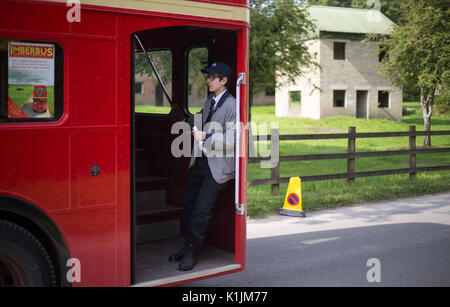 Un autobus Routemaster aziona attraverso il villaggio abbandonato di Imber sulla Piana di Salisbury, Wiltshire. Foto Stock