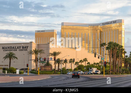 Il Mandalay Bay Resort and Casino e dal Centro Congressi di Las Vegas, Nevada. Foto Stock