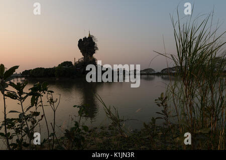 Kalap Kyauk Pagoda riflettendo in acqua al tramonto, Stato di Kayin, Myanmar. Foto Stock