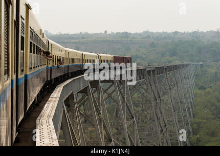 Un treno da Mandalay a laschio passa Gokteik viadotto, Stato Shan, Myanmar. Foto Stock