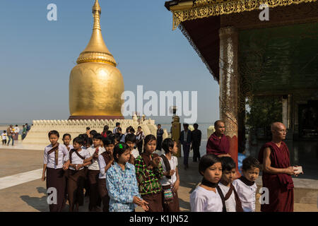 Un gruppo di studentesse visita Tempio Bupaya in Old Bagan, Myanmar. Foto Stock