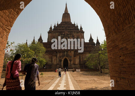 Pellegrini a piedi verso Sulamani Pagoda, Bagan, Myanmar. Foto Stock