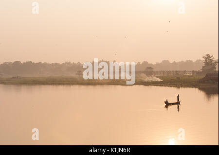 Lone barca dei pescatori al Lago Taungthaman presso sunrise, Amarapura, Myanmar. Foto Stock