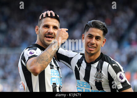 Newcastle United's Aleksandar Mitrovic (sinistra) punteggio celebra il suo lato il terzo obiettivo del gioco con il compagno di squadra Ayoze Perez durante il match di Premier League a St James Park, Newcastle. Foto Stock