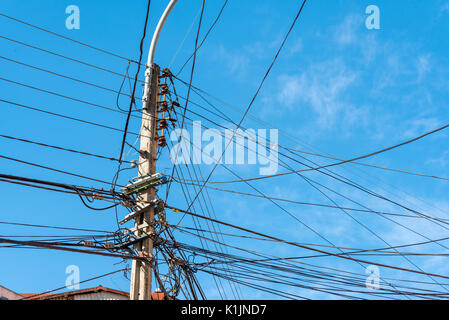 Post elettrico con un sacco di fili visto in Valparaiso, Cile Foto Stock