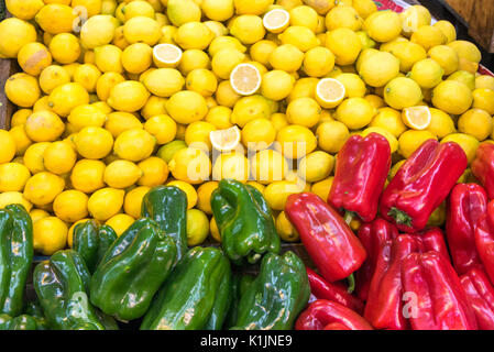 Peperone e dei limoni per la vendita su un mercato Foto Stock