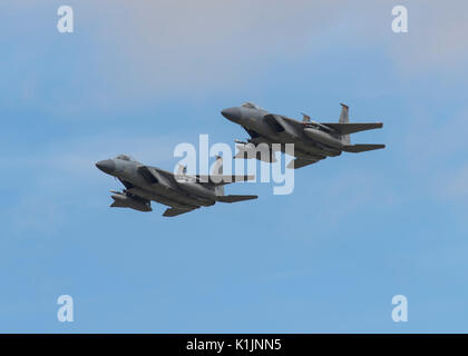 Due USAF F-15E Strike Eagle jet fighter aeromobili battenti al 2017 Royal International Air Tattoo Foto Stock