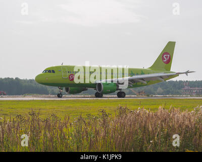 Nizhny Novgorod, Russia - 23 agosto 2017: A319 aereo di linea è sulla pista dell'aeroporto Strigino. Foto Stock