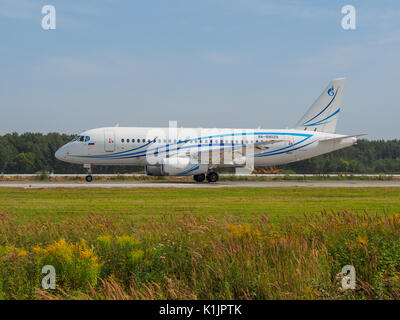 Nizhny Novgorod, Russia - Agosto 23, 2017: SSJ100 aereo di linea è sulla pista dell'aeroporto Strigino. Foto Stock