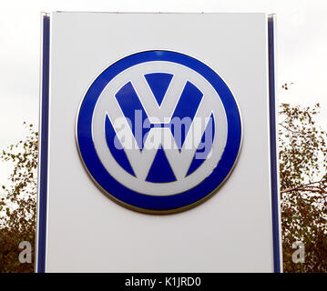 Logo VW, Volkswagen, Automobili, veicoli concessionario principale, concessionaria, England, Regno Unito Foto Stock