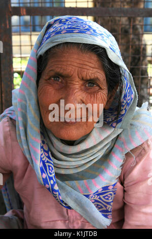 Closeup ritratto di una donna anziana pellegrino buddista di circa il monastero Tsuglakhang vicino la residenza di Sua Santità il Dalai Lama XIV. Foto Stock