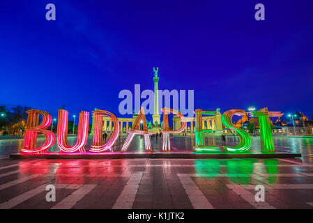 Budapest, Ungheria - la bellissima Piazza degli Eroi aka Hösök tere sulla nazionale rosso, bianco, i colori verde Foto Stock