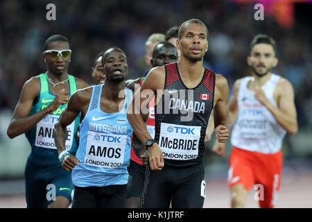 Nijel AMOS (Botswana), Brandon MCBRIDE (Canada) concorrenti negli uomini della 800m Finale al 2017, IAAF Campionati del Mondo, Queen Elizabeth Olympic Park, Stratford, Londra, Regno Unito. Foto Stock