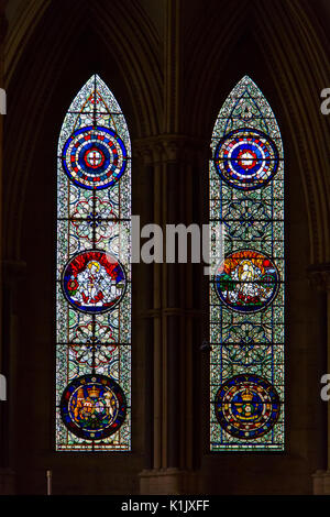 York, Regno Unito - 6 August, 2017: predisposto alla moltitudine di finestre di vetro macchiate all'interno della storica cattedrale di York Minster a York Regno Unito Foto Stock
