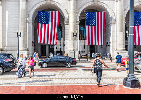 Washington DC, Stati Uniti d'America - 1 Luglio 2017: Union Station sul Columbus Circle con la gente di strada di attraversamento Foto Stock