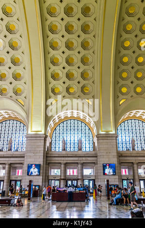 Washington DC, Stati Uniti d'America - 1 Luglio 2017: all'interno della stazione di unione nella città capitale con trasporto segni e gente che cammina Foto Stock