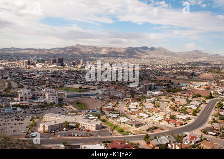 Vista di Juarez montagne da Murchison Rogers Park a El Paso, TX, Stati Uniti d'America Foto Stock