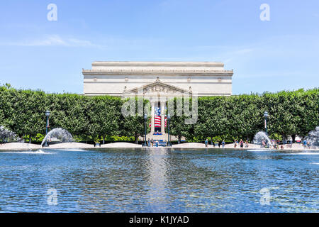 Washington DC, Stati Uniti d'America - 3 Luglio 2017: Archivi Nazionali edificio in estate con giardino di sculture fontana sul National Mall Foto Stock