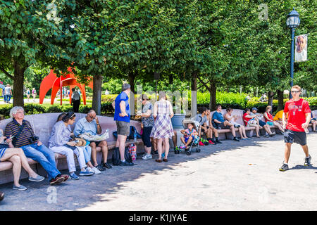 Washington DC, Stati Uniti d'America - 3 Luglio 2017: la gente seduta sulle panchine in giardino di sculture della Galleria Nazionale di Arte in estate sul National Mall Foto Stock
