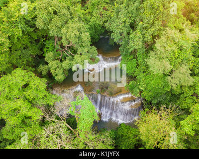 Fotografia della cascata shot da fuco sulla vista superiore, huay mae khamin cascata nella provincia Kanchanaburi Thailandia Foto Stock