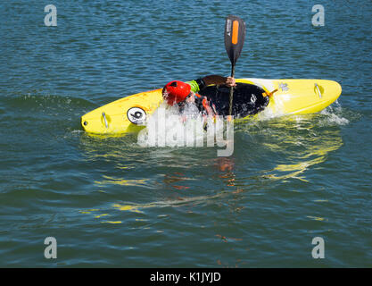 Il kayak Bowness Park Calgary AB Foto Stock