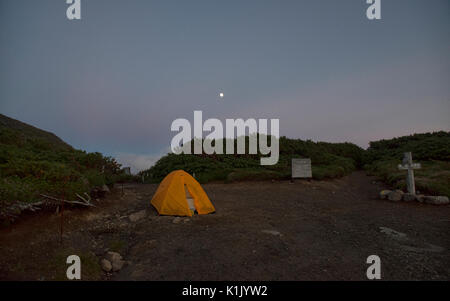 Luna piena e lone tenda, Daisetsuzan National Park, Hokkaido, Giappone Foto Stock