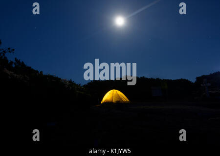 Luna piena e lone tenda, Daisetsuzan National Park, Hokkaido, Giappone Foto Stock