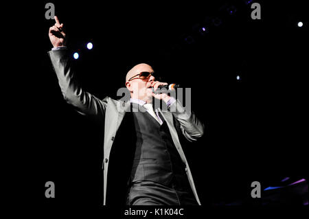 Armando Christian Pérez aka Pitbull esegue Power 106 'Cali Christmas' Dicembre 3,2010 Gibson Amphitheatre Los Angeles. Foto Stock