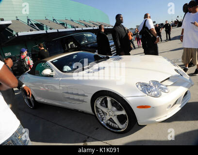 Akon lasciando DUB Magazine mostra il suo bianco Mclearn senza eseguire dovute al tiro di Los Angeles Convention Center agosto 26,2012 Los Angeles, California. Foto Stock