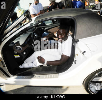 Akon lasciando DUB Magazine mostra indossando tutto bianco di entrare nel suo Mclearn bianco senza eseguire dovute al tiro di Los Angeles Convention Center agosto 26,2012 Los Angeles, California. Foto Stock