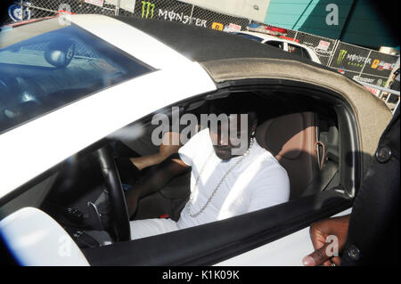 Akon lasciando DUB Magazine mostra indossando tutto bianco il suo bianco Mclearn senza eseguire dovute al tiro di Los Angeles Convention Center agosto 26,2012 Los Angeles, California. Foto Stock