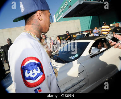 Il rapper Tyga parlando con Akon lasciando DUB Magazine mostra indossando tutto bianco il suo bianco Mclearn senza eseguire dovute al tiro di Los Angeles Convention Center agosto 26,2012 Los Angeles, California. Foto Stock