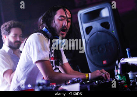 Dj steve aoki eseguendo come danny masterson sfondo orologi hard summer festival santuario expo hall di los angeles luglio 19,2008. Foto Stock