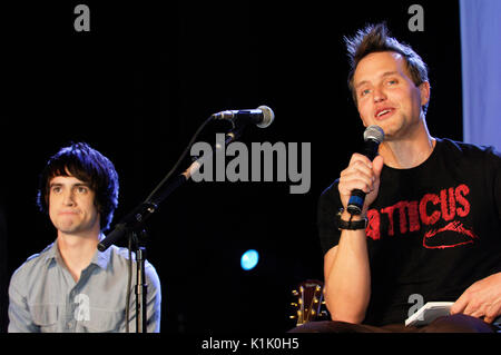 (L-R) Brendon Urie Panic! Disco Mark Hoppus Blink 182/+44 in esecuzione Honda Civic Center Torrance, California. Foto Stock