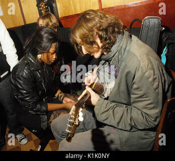 (L-R) Angel Taylor Joey Ryan backstage Portrait ROCKDRIVE 2009 Hotel Cafe Dicembre 5,2009 Los Angeles, California. Foto Stock