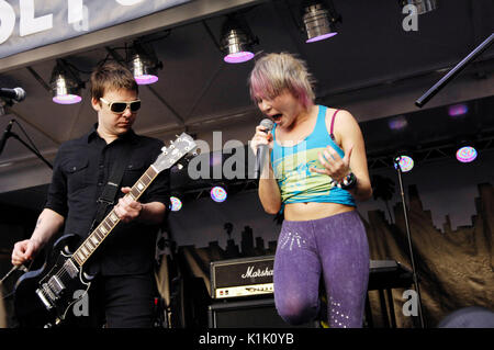 (L-R) Chad Petree Sisicely Treasure Shiny Toy Guns esegue il giorno 3 2. Festival annuale di musica Sunset Strip il 12,2009 settembre Los Angeles, California. Foto Stock