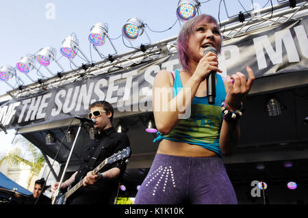 (L-R) Chad Petree Sisicely Treasure Shiny Toy Guns esegue il giorno 3 2. Festival annuale di musica Sunset Strip il 12,2009 settembre Los Angeles, California. Foto Stock