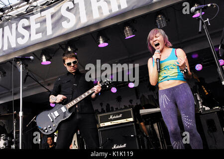 (L-R) Chad Petree Sisicely Treasure Shiny Toy Guns esegue il giorno 3 2. Festival annuale di musica Sunset Strip il 12,2009 settembre Los Angeles, California. Foto Stock