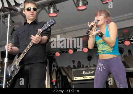 (L-R) Chad Petree Sisicely Treasure Shiny Toy Guns esegue il giorno 3 2. Festival annuale di musica Sunset Strip il 12,2009 settembre Los Angeles, California. Foto Stock