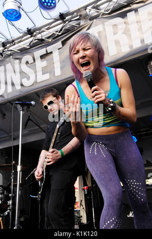 (L-R) Chad Petree Sisicely Treasure Shiny Toy Guns esegue il giorno 3 2. Festival annuale di musica Sunset Strip il 12,2009 settembre Los Angeles, California. Foto Stock