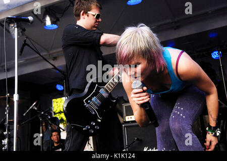 (L-R) Chad Petree Sisicely Treasure Shiny Toy Guns esegue il giorno 3 2. Festival annuale di musica Sunset Strip il 12,2009 settembre Los Angeles, California. Foto Stock