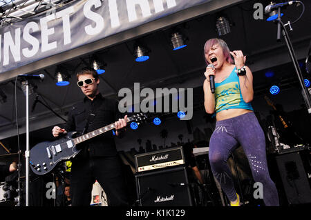 (L-R) Chad Petree Sisicely Treasure Shiny Toy Guns esegue il giorno 3 2. Festival annuale di musica Sunset Strip il 12,2009 settembre Los Angeles, California. Foto Stock