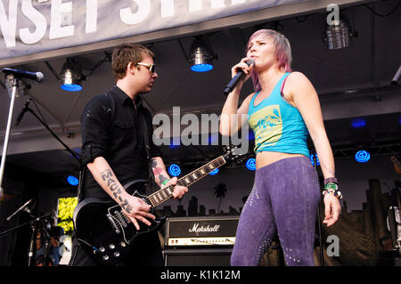 (L-R) Chad Petree Sisicely Treasure Shiny Toy Guns esegue il giorno 3 2. Festival annuale di musica Sunset Strip il 12,2009 settembre Los Angeles, California. Foto Stock