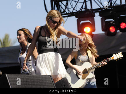 (L-r) tayla lynn,caroline cutbirth jennifer wayne rubare angeli eseguire stagecoach,California's county music festival il giorno 1 Aprile 30,2011 indio,ca. Foto Stock