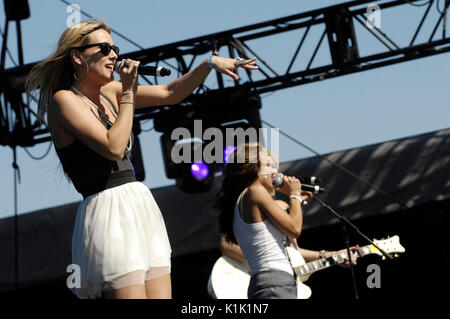 (L-r) caroline cutbirth tayla lynn rubare angeli eseguire stagecoach,California's county music festival il giorno 1 Aprile 30,2011 indio,ca. Foto Stock