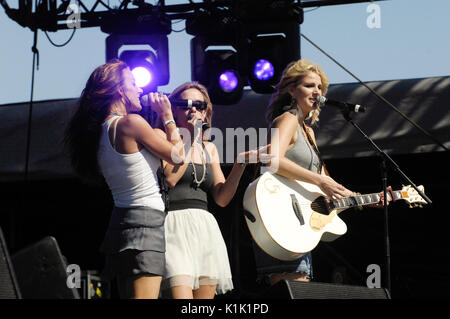 (L-r) tayla lynn,caroline cutbirth jennifer wayne rubare angeli eseguire stagecoach,California's county music festival il giorno 1 Aprile 30,2011 indio,ca. Foto Stock