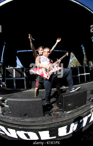 Alex Varkatzas Dan Jacobs Atreyu esecuzione 2008 Projekt Revolution Tour Verizon Wireless Amphitheatre Irvine. Foto Stock